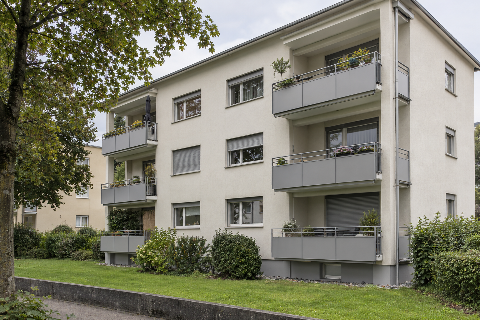 KI-generiertes Symbolbild eines Mehrfamilienhauses mit Balkonen
